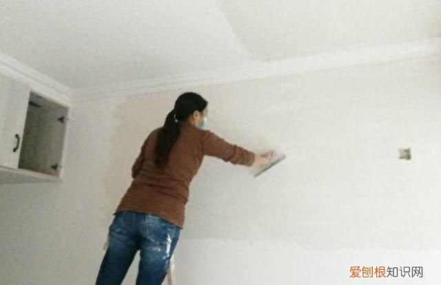 屋顶刮大白手法教程全过程 刮大白的手法教程全过程