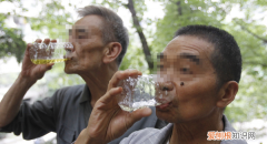 喝水不上厕所怎么回事，男生每天喝水不少于多少毫升