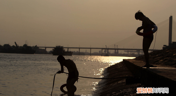 喝水不上厕所怎么回事，男生每天喝水不少于多少毫升