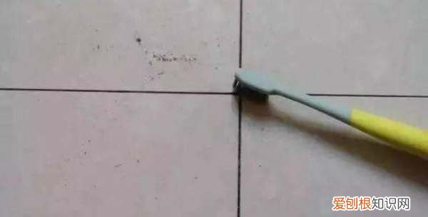 地砖渗透污渍发黑怎样去除，污渍渗透到瓷砖里面怎么去除