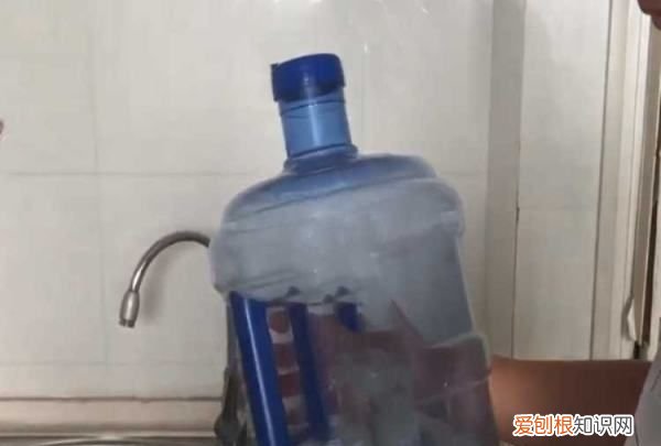 如何打开矿泉水瓶盖