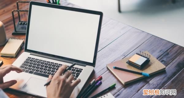 电脑怎么设置按电源键不关机，电脑怎么设置长按电源键关机