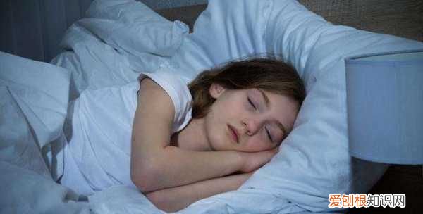 一个人正常睡眠时间是多久，正常人每天需要多久睡眠时间