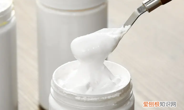 白帆布鞋怎么洗不发黄,白色帆布鞋发黄了怎么洗才会白一点