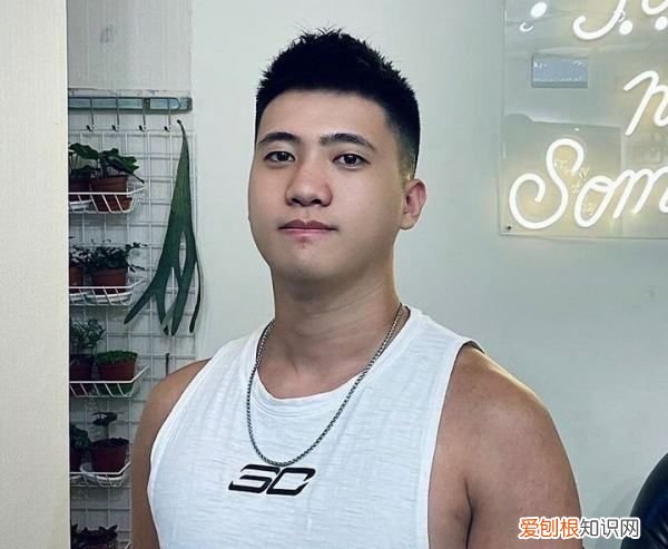 男生圆脸烫什么发型，圆脸适合烫什么发型男生
