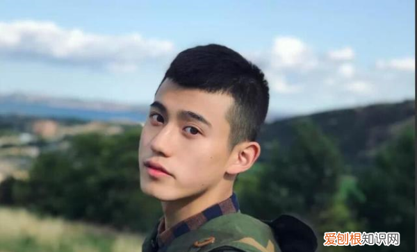 男生圆脸烫什么发型，圆脸适合烫什么发型男生