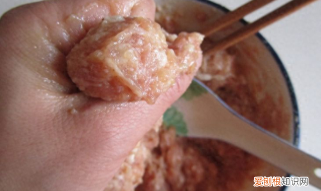 炸肉丸子怎样调馅才松软