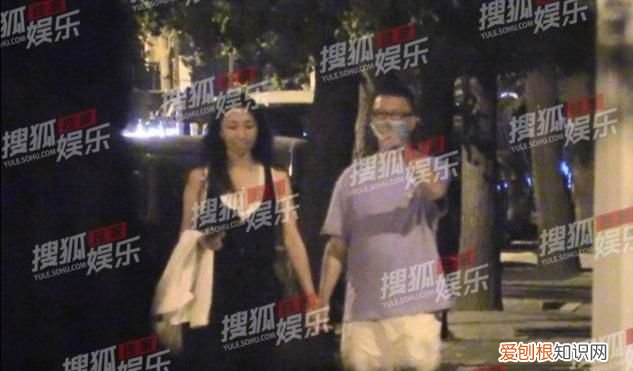 孙红雷深夜与老婆散步,《扫黑》戏里俩人是死对头,戏外十指相扣