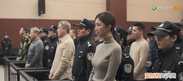 孙红雷深夜与老婆散步,《扫黑》戏里俩人是死对头,戏外十指相扣