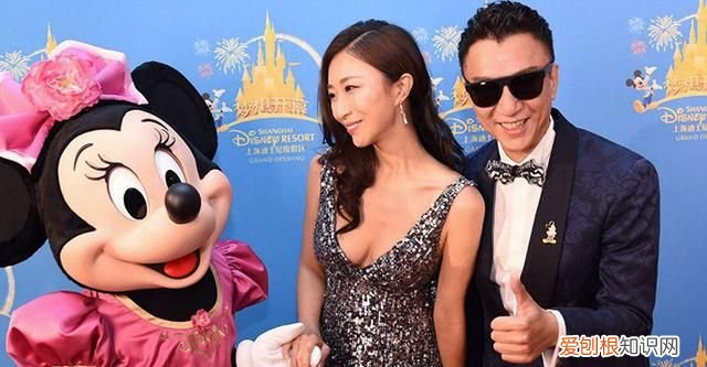 孙红雷深夜与老婆散步,《扫黑》戏里俩人是死对头,戏外十指相扣