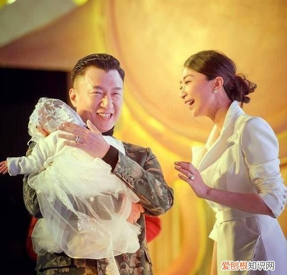 孙红雷深夜与老婆散步,《扫黑》戏里俩人是死对头,戏外十指相扣