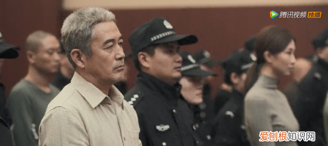 孙红雷深夜与老婆散步,《扫黑》戏里俩人是死对头,戏外十指相扣