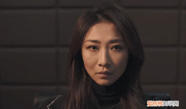 孙红雷深夜与老婆散步,《扫黑》戏里俩人是死对头,戏外十指相扣