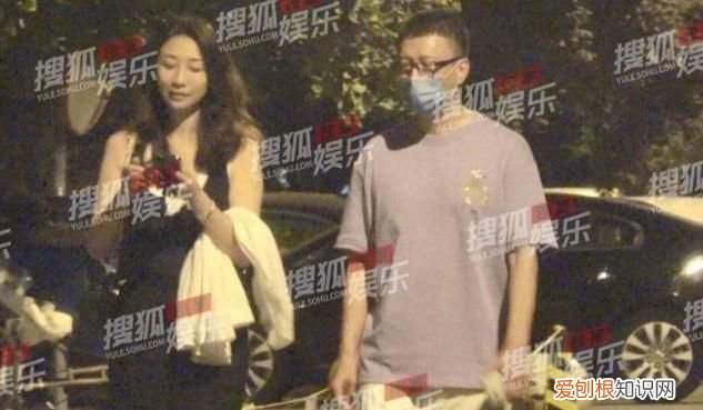 孙红雷深夜与老婆散步,《扫黑》戏里俩人是死对头,戏外十指相扣
