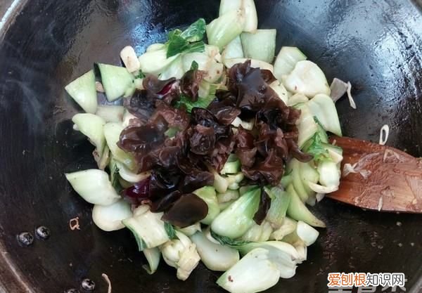 油菜炒肉怎么做，木耳鸡蛋炒肉片的家常做法