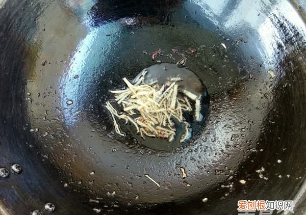 油菜炒肉怎么做，木耳鸡蛋炒肉片的家常做法