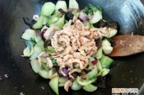 油菜炒肉怎么做，木耳鸡蛋炒肉片的家常做法