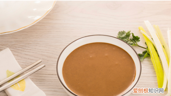 芝麻酱怎么调稀好吃,怎样才能把麻酱调稀呢?