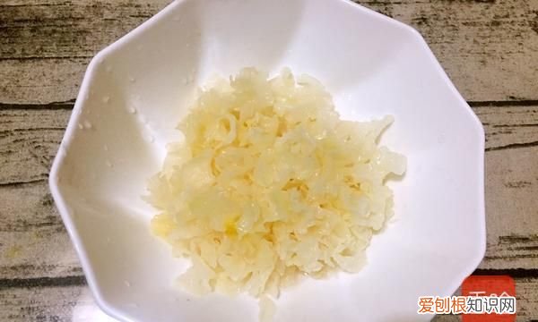 银耳羹炖一晚上可以,银耳放锅里预约一晚上可以吗