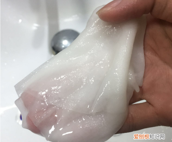 敷完面膜揉出白色东西是什么