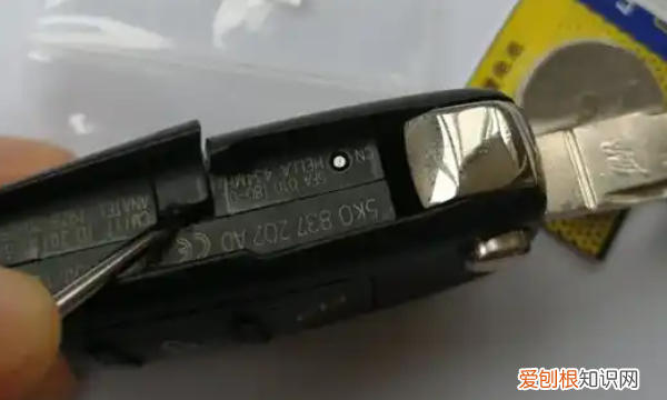大众车钥匙怎么拆开，大众车钥匙怎么拆解主板