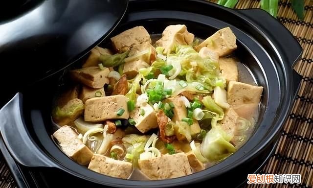 秋季去燥润肺美食雪梨银耳莲子羹