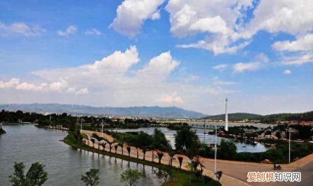 红河州一个宜居小城，市内交通四通八达，气候宜人风景美