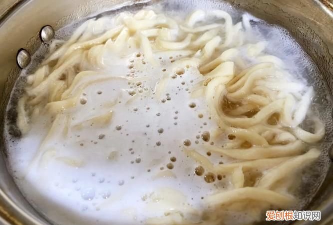 怎么知道面熟了,煮面时如何简单的看出面条熟了没