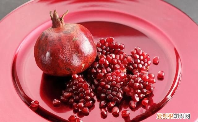 石榴放冰箱冷冻还可以吃吗 石榴放冷冻变色还能吃吗为什么