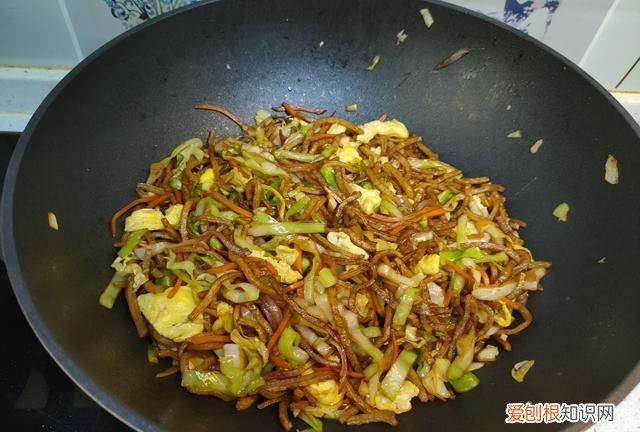 北方人爱吃的炒饼丝,炒饼对北方人的意义