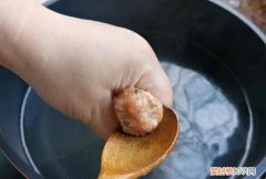 清水丸子肉馅怎么调，清汆丸子的馅怎么做法
