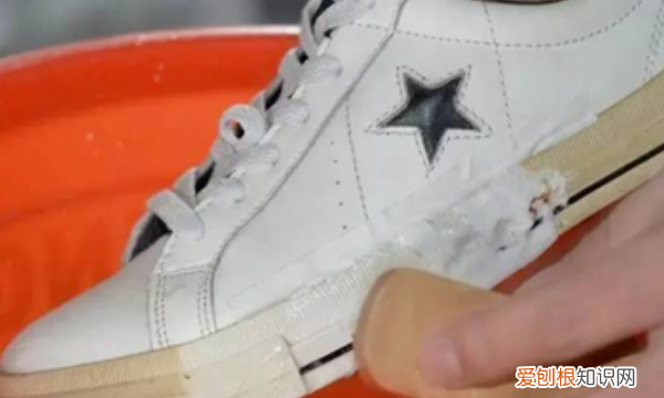 白色旅游鞋发黄怎么清洗，白色旅游鞋怎么洗白有什么妙招