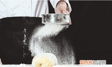 高筋粉怎么变成低筋粉，高筋面粉怎么变成低筋面粉微波炉