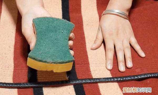 衣服上粘胶了怎么去除，当衣服上沾到胶水的时候怎么办