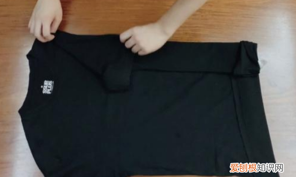 t恤怎么折叠收纳不易变形，怎么收纳短袖 快速收纳省空间