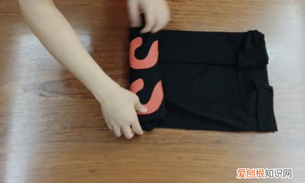 t恤怎么折叠收纳不易变形，怎么收纳短袖 快速收纳省空间