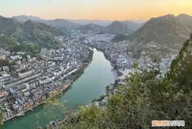 凤翥鸾翔的上联