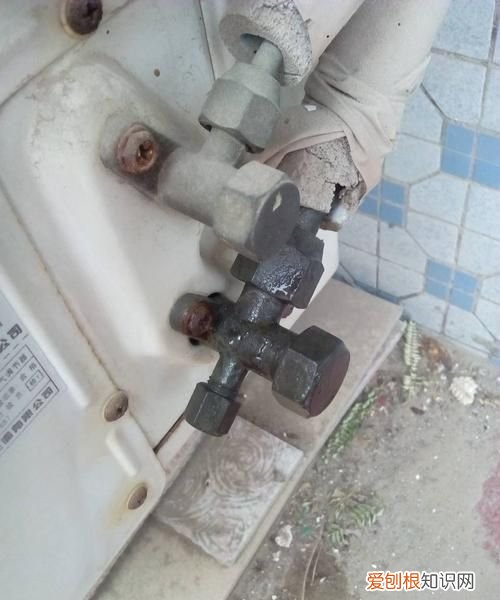 空调外面管子滴水怎么回事
