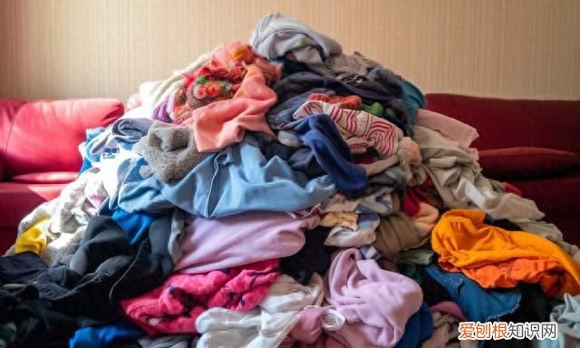 旧衣堆积如山怎么处理