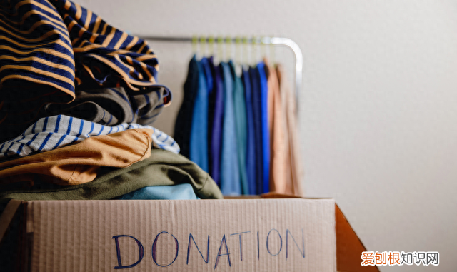 旧衣堆积如山怎么处理