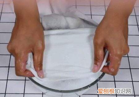 柴油弄到裤子上怎么洗掉，黑色裤子沾了油渍怎么清洗