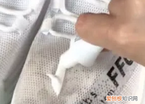 白鞋子网面发黄有什么办法变白，白色的网面鞋子发黄怎么变白干洗