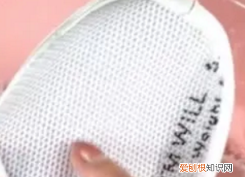 白鞋子网面发黄有什么办法变白，白色的网面鞋子发黄怎么变白干洗