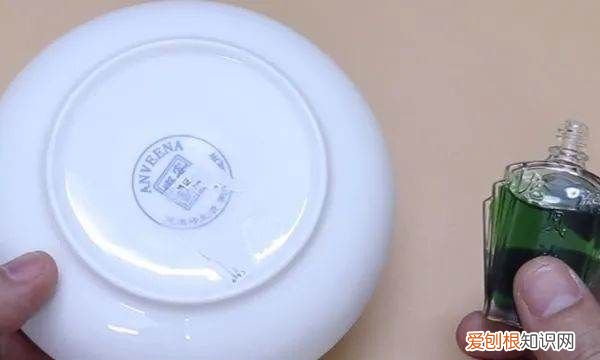 墙上的胶贴怎么去掉，墙纸贴在墙上的胶怎么去掉