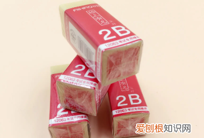 墙上的胶贴怎么去掉，墙纸贴在墙上的胶怎么去掉