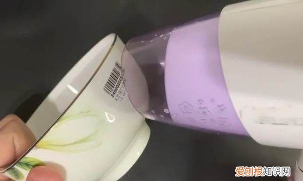 墙上的胶贴怎么去掉，墙纸贴在墙上的胶怎么去掉