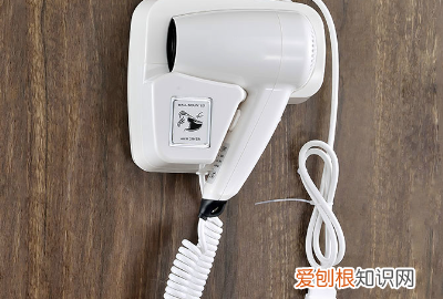 墙上的胶贴怎么去掉，墙纸贴在墙上的胶怎么去掉