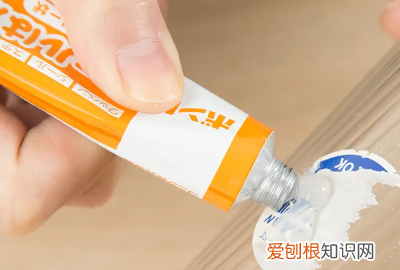 墙上的胶贴怎么去掉，墙纸贴在墙上的胶怎么去掉