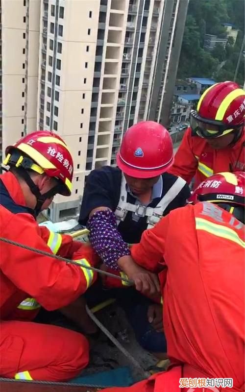 被困在楼顶如何救,你知道在紧情况下怎样呼救吗英语