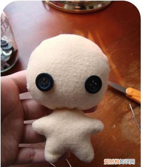 手工制作布娃娃图解,如何用手帕制作布娃娃